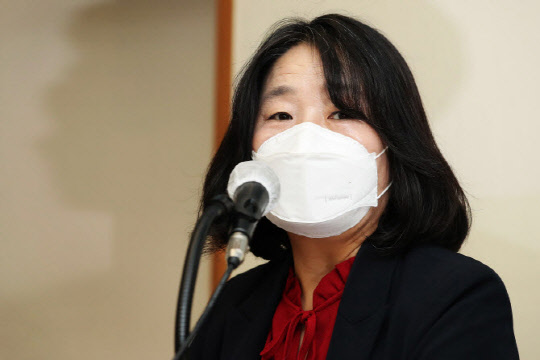 후원금 횡령 의혹으로 진행 중인 윤미향 재판이 8개월째 공전을 거듭하는 가운데 증거신청 절차 문제로 준비기일이 한차례 더 열릴 예정이다.(연합뉴스)